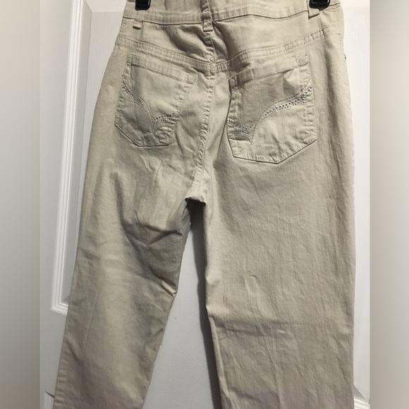 Woman’s Gloria Vanderbilt Jeans . - Picture 13 of 16